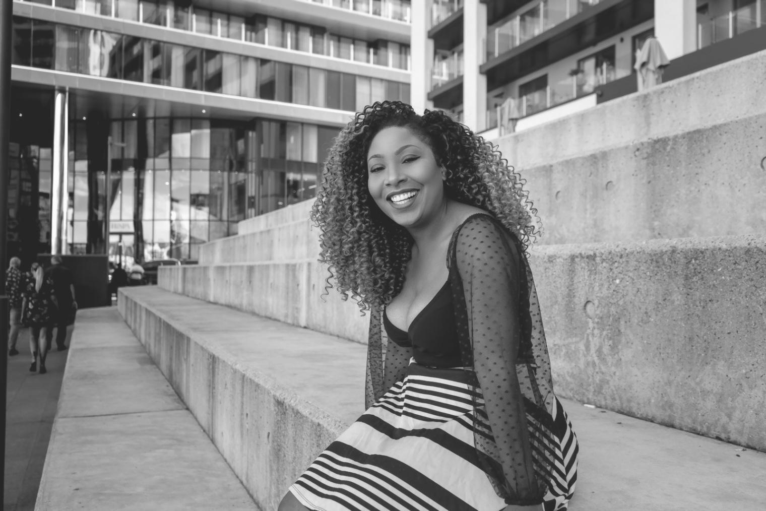 Studio di makeup artistry professionale con strumenti e prodotti disposti su postazione di lavoro